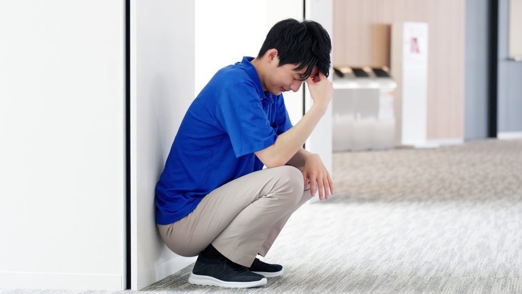 つらくて落ち込む介護士