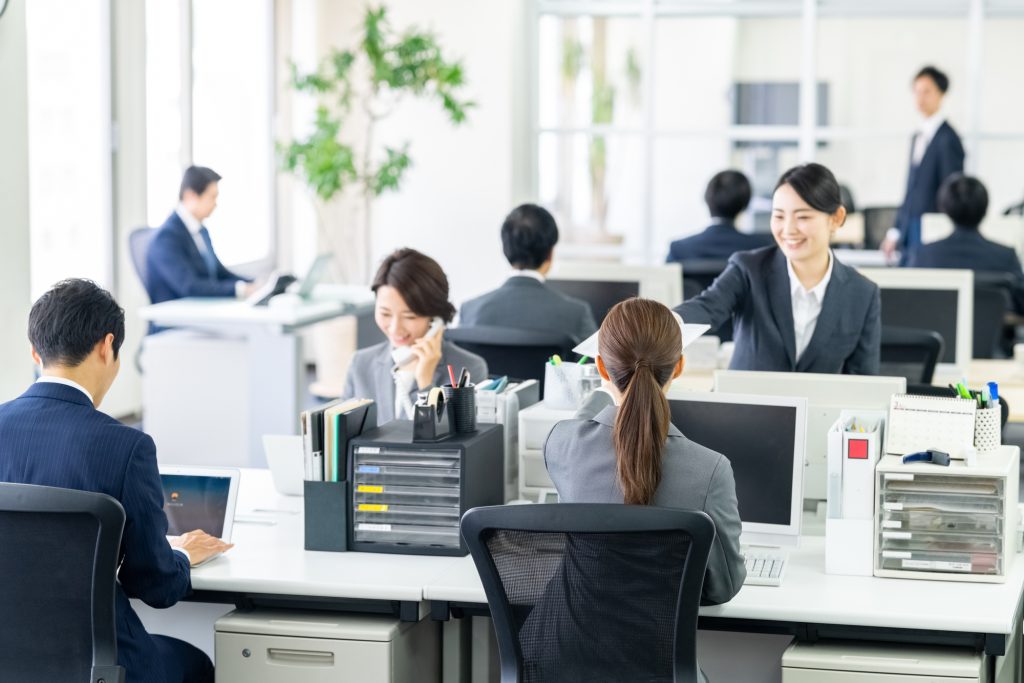 オフィスで働く人々