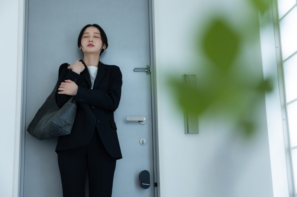 玄関　スーツの女性