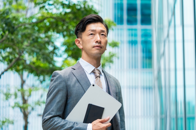ビジネス街に立つビジネスマン