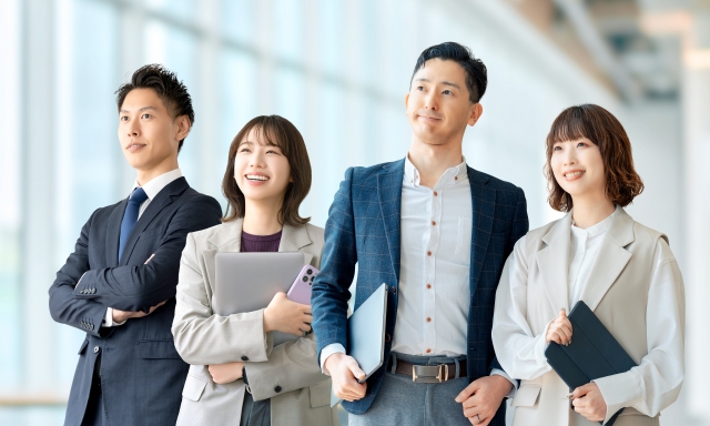 男女4人のビジネスチームワークイメージ