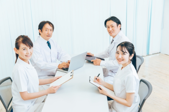 医療現場・カンファレンス(カメラ目線)