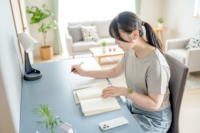 真面目に勉強する女性
