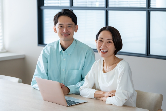 明るく信頼感のあるビジネスシーン