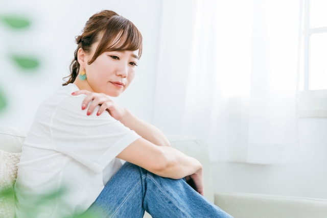 部屋でうつ病・体調不良に悩む日本人女性