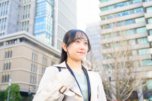 オフィス街で遠くを見つめる女性