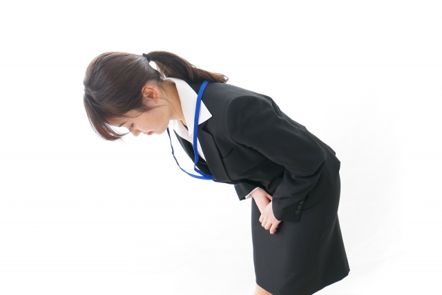 おじぎをするビジネスウーマン