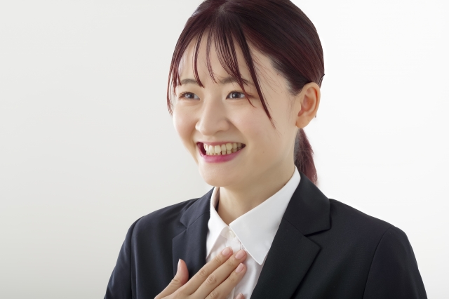 採用試験の面接で自己アピールをする女性