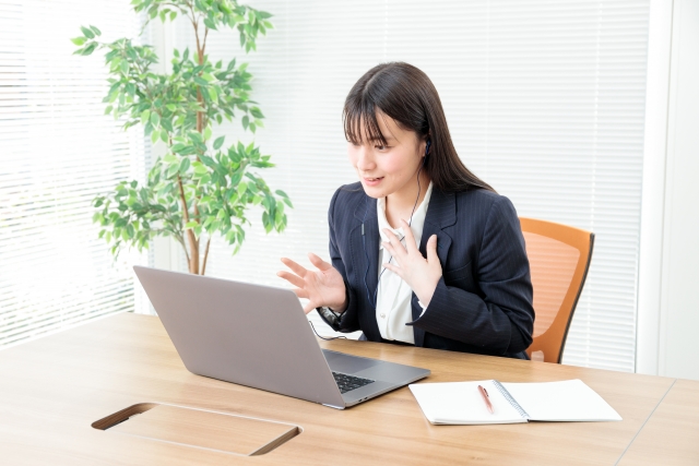 オンライン面接のコツを徹底解説｜Web面接のポイント・注意点・服装・背景・NG例までわかる