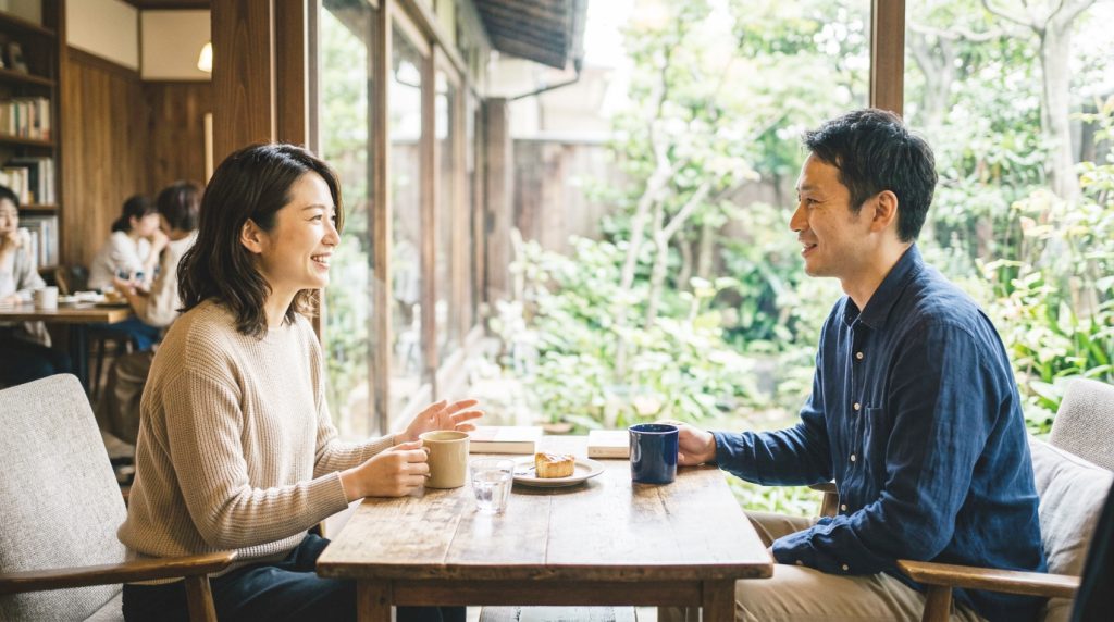 日本人の男女が落ち着いて会話している様子
